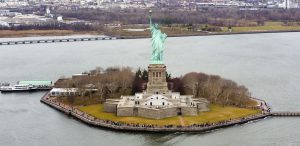 crédit d'auteur : "Liberty Island photo D Ramey Logan.jpg de Wikimedia Commons par D Ramey Logan, CC-BY 4.0"